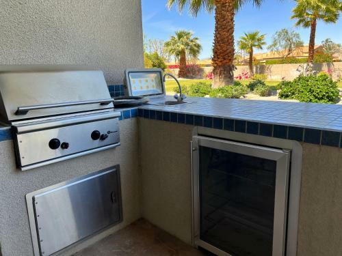 Art Lover's Paradise In Rancho Mirage!