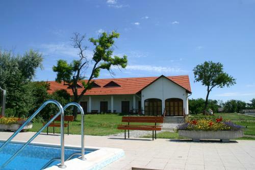 Sarl�spuszta Club Hotel