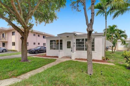 New Colonial White House Hotel Hollywood
