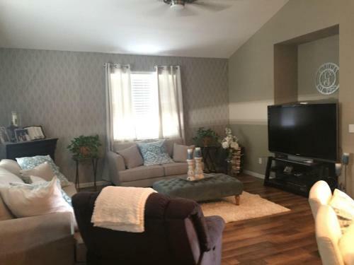 Apartamento Extra Sleep Space Pull Out Sofa In Living Room