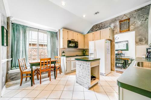 Artful Retreat In Allen