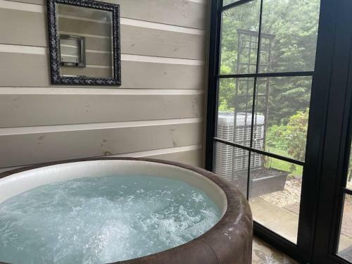 Cades Cove Paradise Softtub Spa Fireplace