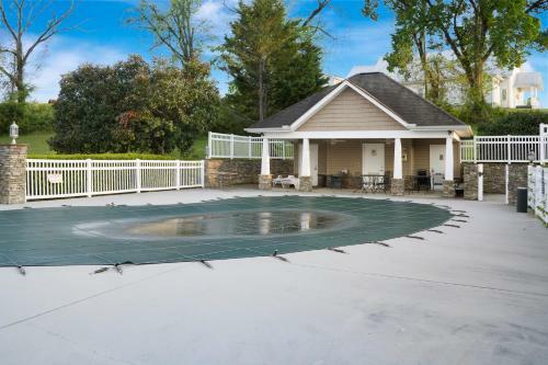 Luxe Quiet Townhouse W/parking/pool/by Dollywood
