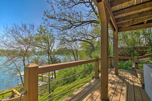 Serene Lakefront Escape Boat Dock And Grill!