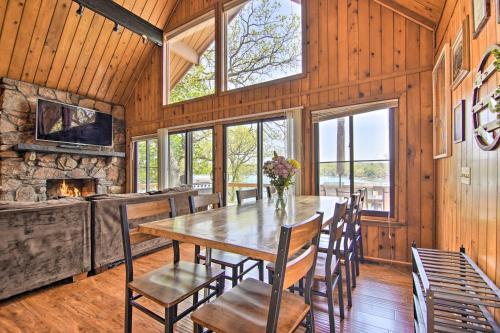 Serene Lakefront Escape Boat Dock And Grill!