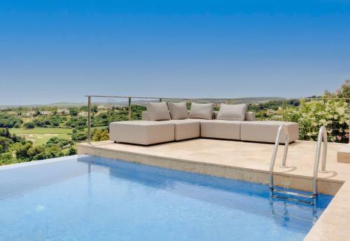 Spectacular Luxury Villa In Complete Silence