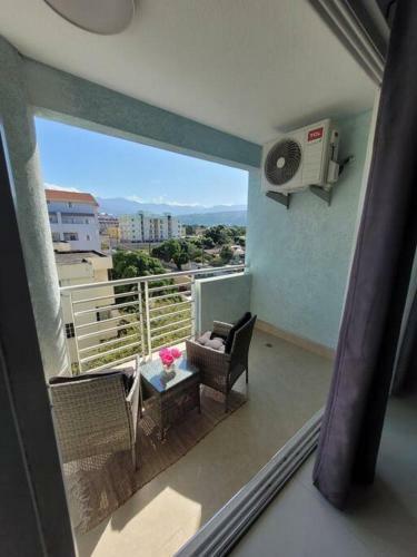 Apartamento New Kingston Condo With Rooftop Pool.