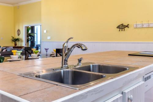 Ricky Mos' Island Oasis - 2628 Bridgeview Home