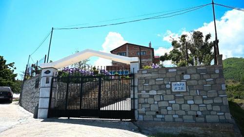 Bed & Breakfast Topalli Vila