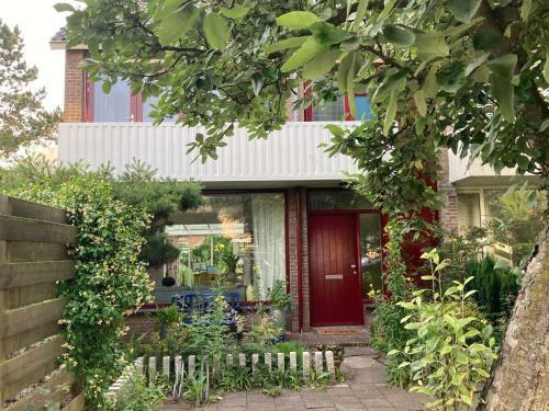 Huis Met de Enorme Boom