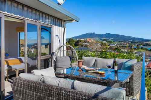 Sunshine Lookout - Raglan Holiday Home