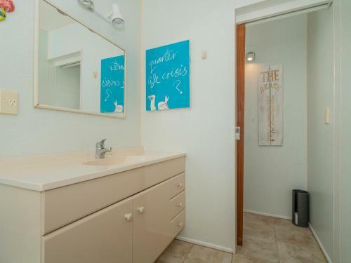 By The Beach - Whangamata Holiday Home