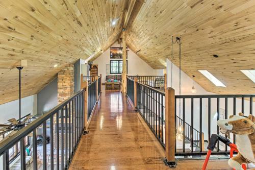 Evolve Spacious Bohemian Cabin 9 Miles To Lake!