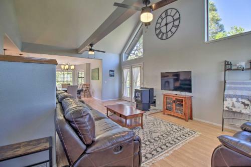 Modern Show Low Retreat With Deck And Mtn Views!
