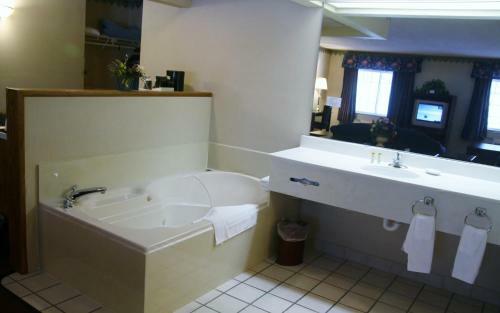 Hotel National Heritage Inn And Suites
