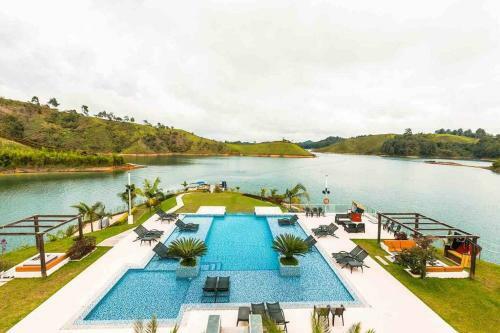 Villa Mansi�n En Guatap� - Colombia