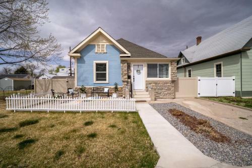 Relax At This Charming And Cozy Downtown Retreat