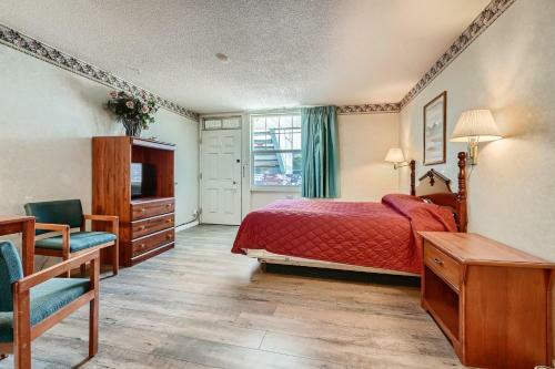 Hotel Traveler Uptown Motel