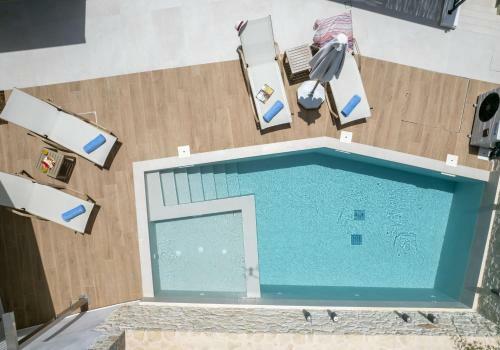 New Stylish Villa With Heated Pool & Jacuzzi!