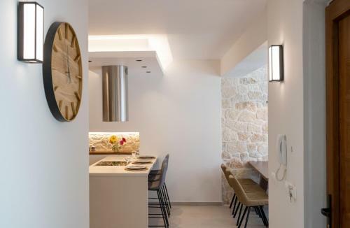 New Stylish Villa With Heated Pool & Jacuzzi!