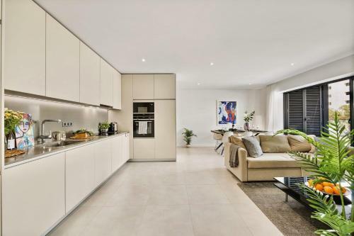 Luxorious Beachside Apartment With Pool