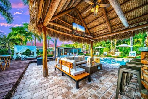 Chique Pool And Tiki Resort