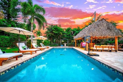 Chique Pool And Tiki Resort