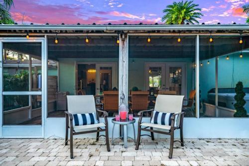 Chique Pool And Tiki Resort