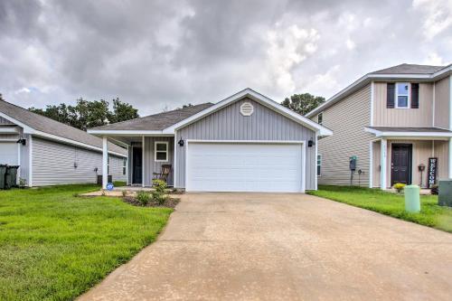 Musical Pensacola Home With Fire Pit And Grill!