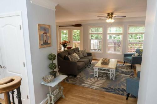 Entire Home, Waterfront Lake Lanier - Kayaks, Dock