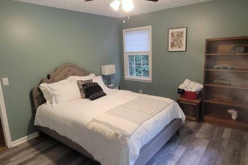 Entire Home, Waterfront Lake Lanier - Kayaks, Dock