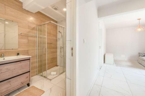 Guestready - Sunny & Spacious 2br Home