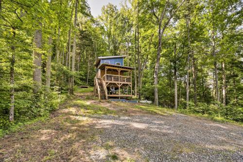 Darling 30-acre Cabin With Fire Pit And Balcony!