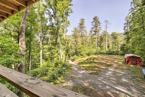 Darling 30-acre Cabin With Fire Pit And Balcony!