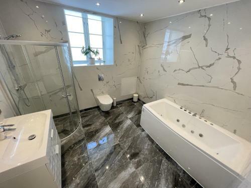 Aday - Luxurious 3 Bedroom - Modern Living Apartment