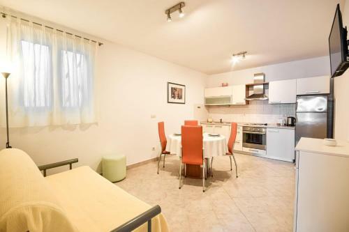 Apartment With Sea View And Free Parking