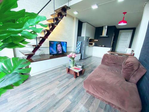 Mayhouse - Duplex Sky View 01hb