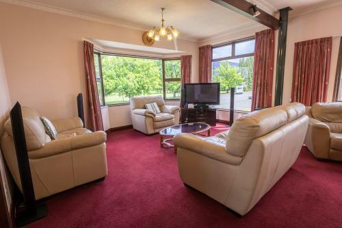 Redcliff House - Te Anau Holiday Home