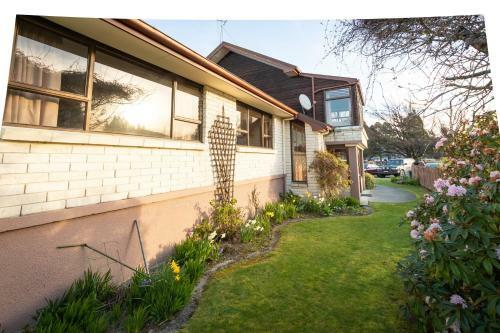 Redcliff House - Te Anau Holiday Home