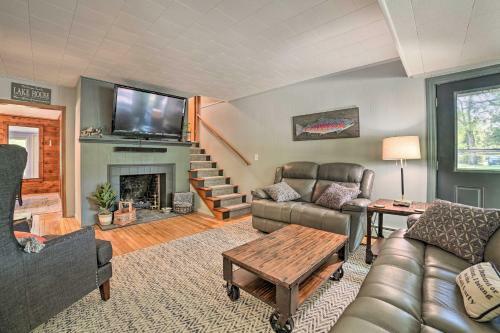 Bright Home With Outdoor Space, Steps To River