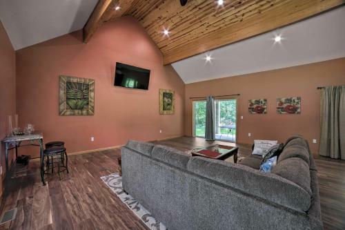 Spacious House On Half Acre Less Than 3 Mi To Beach!