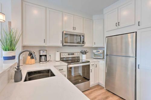 Bright Traverse City Townhome Walk To Beach!