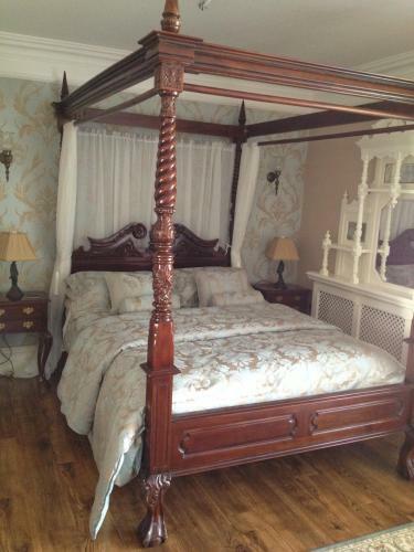 Riverside Lodge B&B