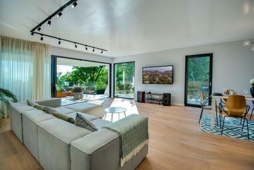 Luxury 2-bedroom Apartment With Panomaric Sea View