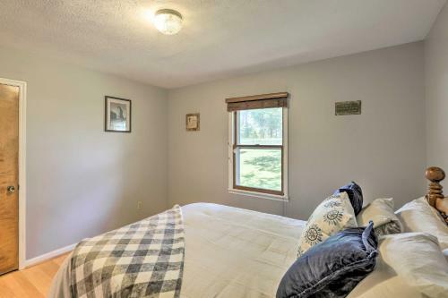 Charming Leicester Home With Deck And Gas Grill!