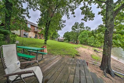 Apartamento Sunset Cove Lakefront Escape With Deck And Yard