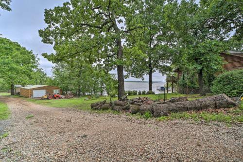 Apartamento Sunset Cove Lakefront Escape With Deck And Yard