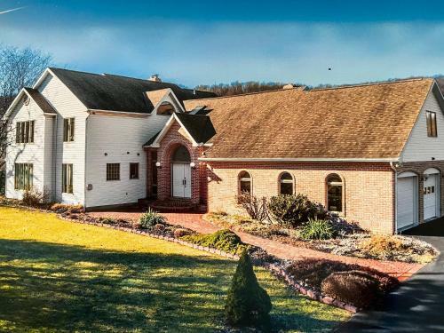 Cheerful Five-bedroom Villa With Fireplaces