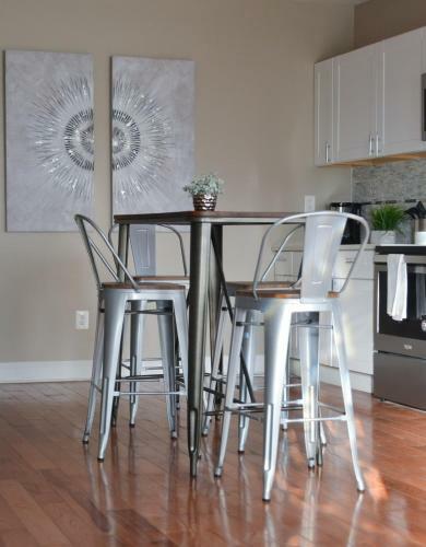 Beautiful 2 Bedroom Apartment With Patio And Deck
