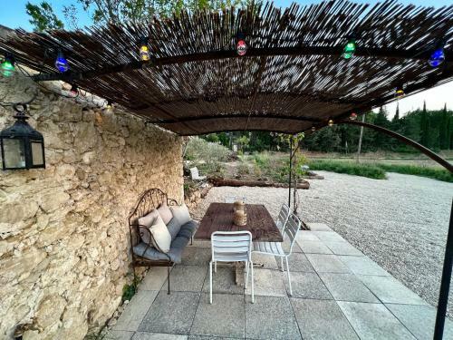Camillette 2. Cabanon Charmant Face Au Luberon.